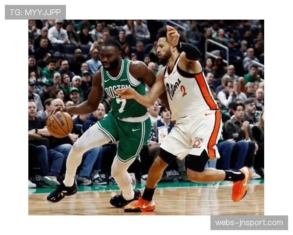 东部榜首大战：凯尔特人半场领先雄鹿15分，霍乐迪面对旧主砍下12分