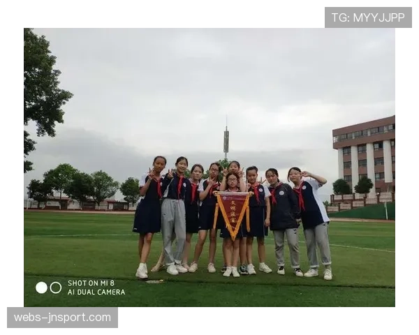 小球迷高举标语“长大后我要成为你”，获偶像击掌回应