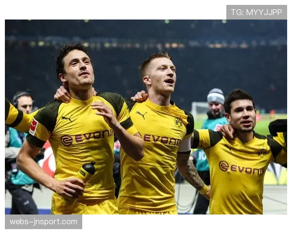 深度复盘:法兰克福如何用352阵型遏制柏林联的定位球攻势 深度复盘:法兰克福如何用352阵型遏制柏林联的定位球攻势