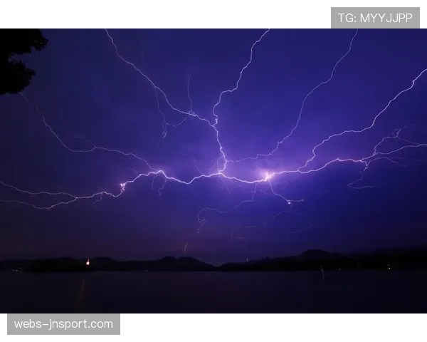因雷暴天气，大师赛第二轮比赛暂停，将于周六清晨补赛